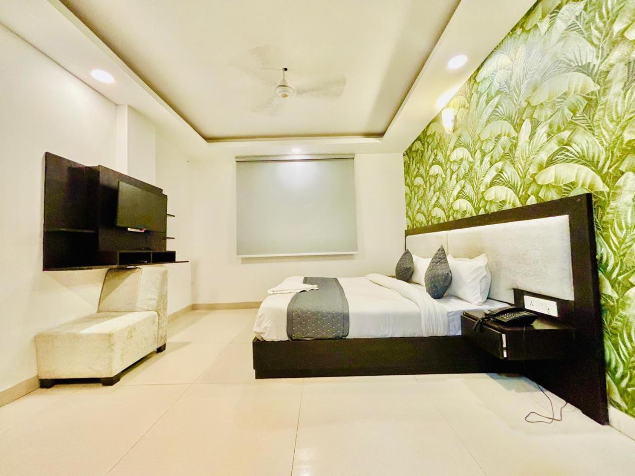 The Bellwood Suites Near Igi Airport Nova Deli Exterior foto